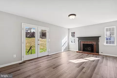 Living - 7211 Kyles Lndg, Springfield, VA 22150 photo 6 of 8