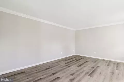 Living - 7211 Kyles Lndg, Springfield, VA 22150 photo 4 of 8