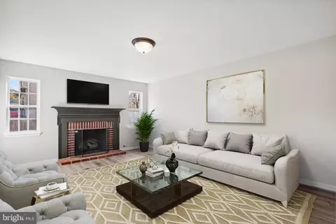 Living - 7211 Kyles Lndg, Springfield, VA 22150 photo 2 of 8