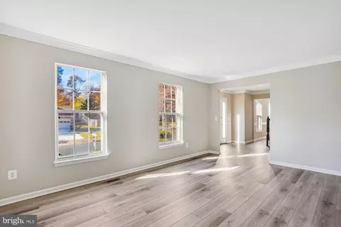 Living - 7211 Kyles Lndg, Springfield, VA 22150 photo 5 of 8
