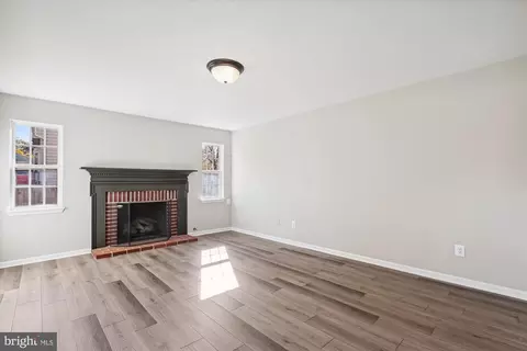 Living - 7211 Kyles Lndg, Springfield, VA 22150 photo 7 of 8