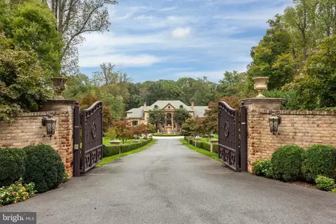 633 River Bend Rd, Great Falls, VA 22066