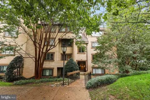 1656 Parkcrest Cir #200, Reston, VA 20190