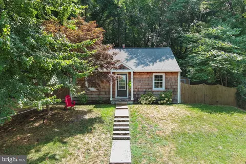 7019 Grove Rd, Alexandria, VA 22306