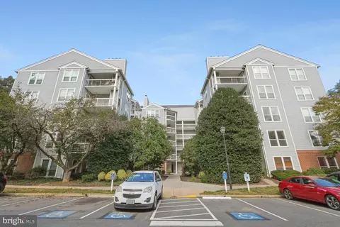 3176 Summit Square Dr #B2, Oakton, VA 22124