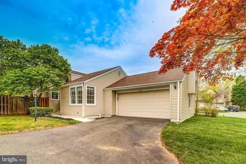 7546 Cross Gate Ln, Alexandria, VA 22315