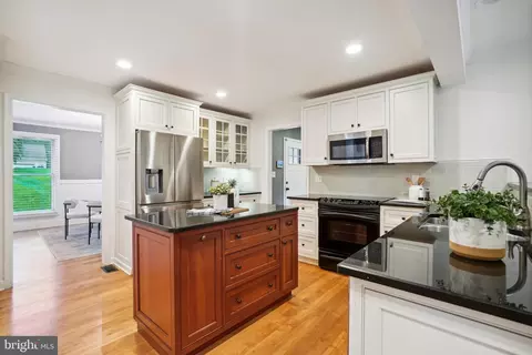 11002 Devenish Dr, Oakton, VA 22124 photo 15