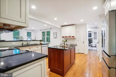 11002 Devenish Dr, Oakton, VA 22124 photo 16