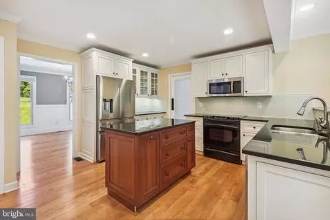 11002 Devenish Dr, Oakton, VA 22124 photo 13