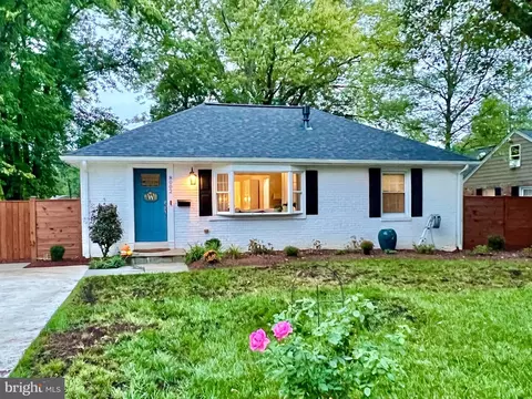 8002 Hamilton Ln, Alexandria, VA 22308