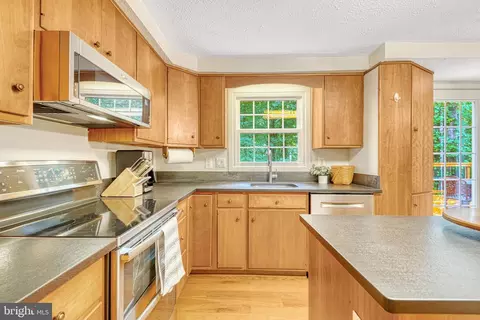 6013 Windward Dr, Burke, VA 22015 photo 2