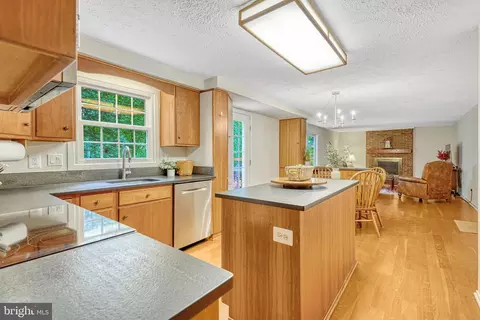 6013 Windward Dr, Burke, VA 22015 photo 4