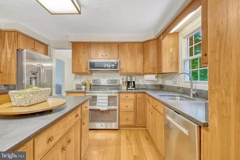 6013 Windward Dr, Burke, VA 22015 photo 3