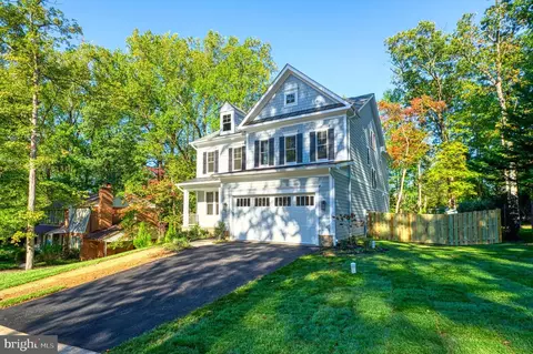 521 Woodland Ct NW, Vienna, VA 22180