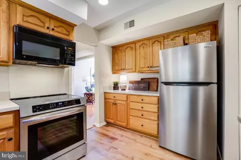 Kitchen - 4407 Tulip Tree Ct, Chantilly, VA 20151 photo 2 of 5
