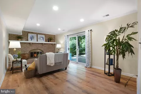 Living - 4407 Tulip Tree Ct, Chantilly, VA 20151 photo 5 of 7