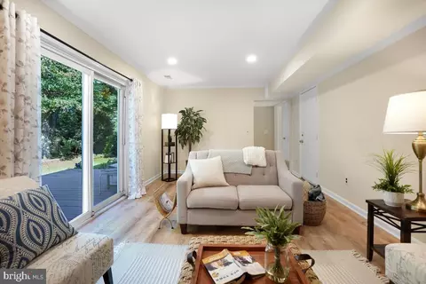 Living - 4407 Tulip Tree Ct, Chantilly, VA 20151 photo 6 of 7
