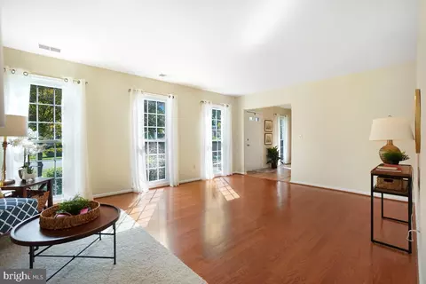 Living - 4407 Tulip Tree Ct, Chantilly, VA 20151 photo 3 of 7