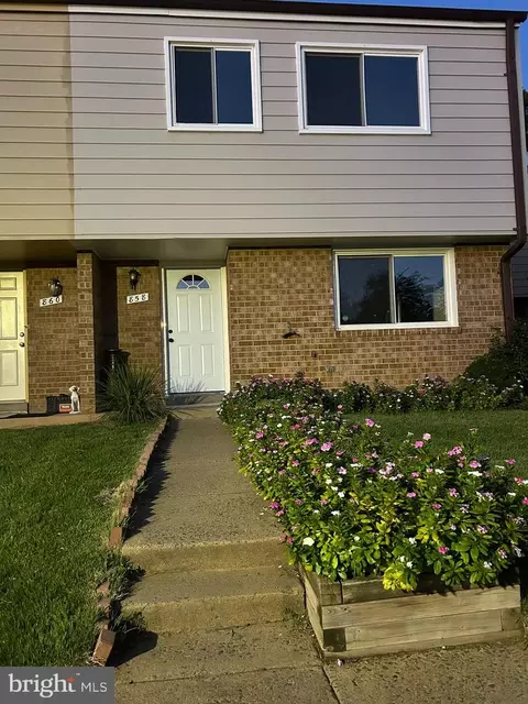 858 Dogwood Ct, Herndon, VA 20170