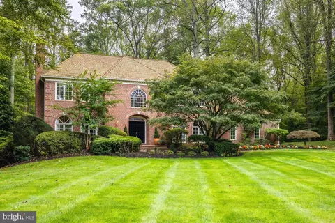 8001 Greenwich Woods Dr, Mclean, VA 22102