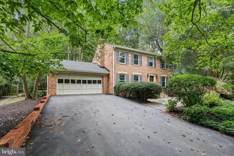 10413 Samaga Dr, Oakton, VA 22124