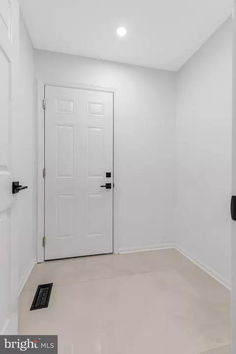 Entry Way - 8606 Powder Horn Rd, Springfield, VA 22152 photo 5 of 9