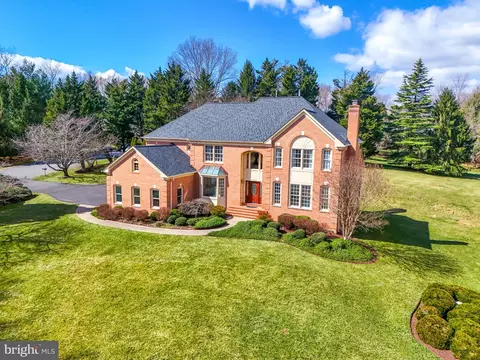 10800 Tradewind Dr, Oakton, VA 22124