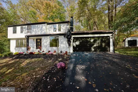 4908 Village Dr, Fairfax, VA 22030