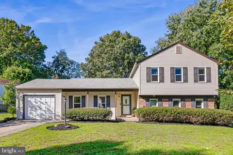 9381 Tartan View Dr, Fairfax, VA 22032