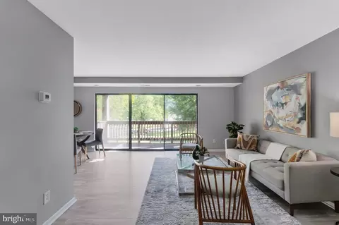 2752 Hollywood Rd #102, Falls Church, VA 22042