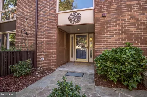 11474 Links Dr, Reston, VA 20190 photo 4