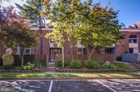 11474 Links Dr, Reston, VA 20190 photo 2