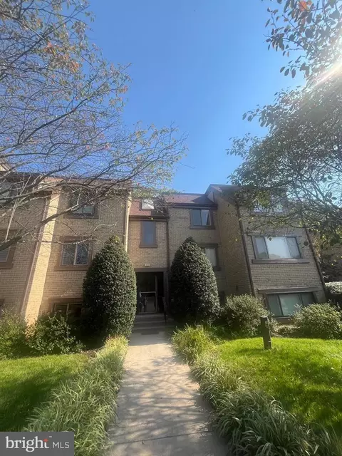 1659 Parkcrest Cir #100, Reston, VA 20190