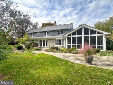 825 Ridge Dr, Mclean, VA 22101 photo 2