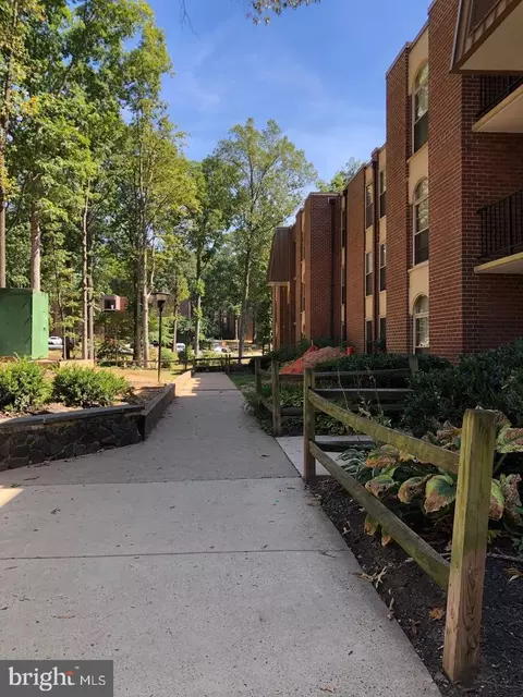 3320 Woodburn Village Dr #24, Annandale, VA 22003