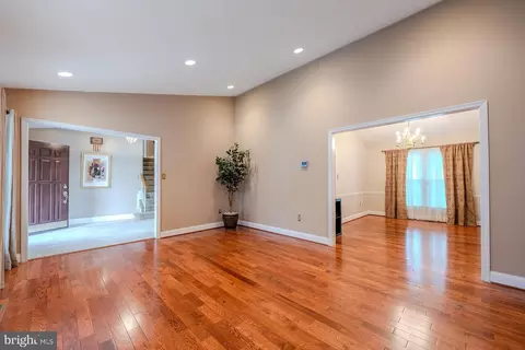 Living - 7041 Flax St, Springfield, VA 22152 photo 2 of 5