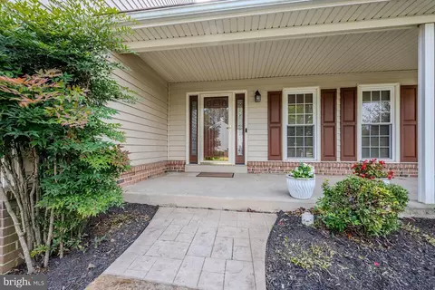 Exterior - 7041 Flax St, Springfield, VA 22152 photo 4 of 9
