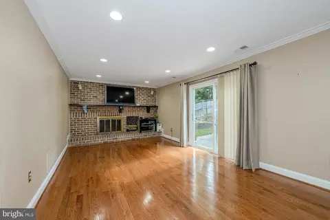 Living - 7041 Flax St, Springfield, VA 22152 photo 3 of 5