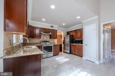 Entry Way - 7041 Flax St, Springfield, VA 22152 photo 4 of 7