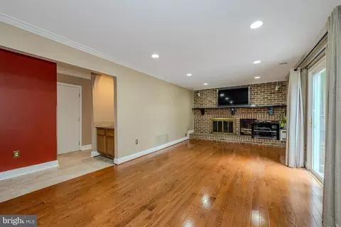 Living - 7041 Flax St, Springfield, VA 22152 photo 4 of 5