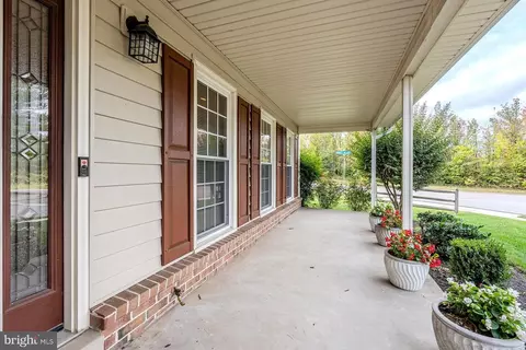 Exterior - 7041 Flax St, Springfield, VA 22152 photo 5 of 9