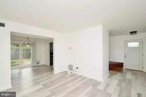 Living - 8411 Eucalyptus Ct, Springfield, VA 22153 photo 4 of 5