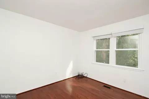 Bedroom - 8411 Eucalyptus Ct, Springfield, VA 22153 photo 5 of 7
