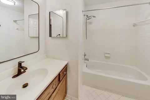 Bath - 6814 Earthstar Ct, Springfield, VA 22152 photo 3 of 4