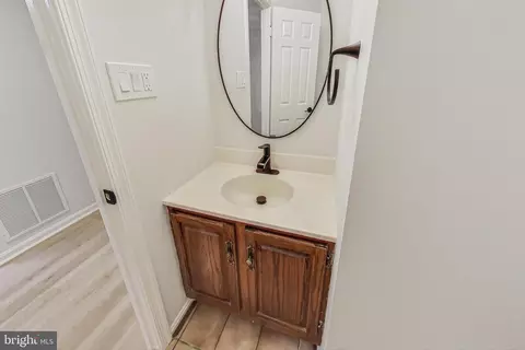 Entry Way - 6814 Earthstar Ct, Springfield, VA 22152 photo 4 of 7