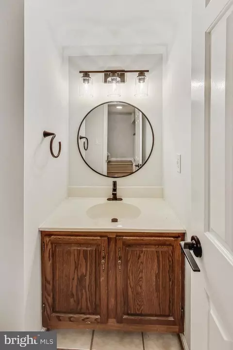 Bath - 6814 Earthstar Ct, Springfield, VA 22152 photo 4 of 4