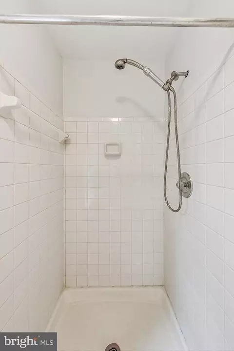 Bath - 6814 Earthstar Ct, Springfield, VA 22152 photo 2 of 4