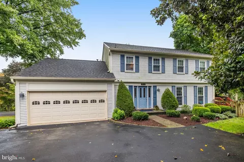 1033 Riva Ridge Dr, Great Falls, VA 22066