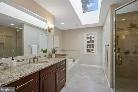 Bath - 7905 Old Cedar Ct, Mclean, VA 22102 photo 1 of 4