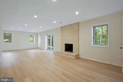 Living - 7905 Old Cedar Ct, Mclean, VA 22102 photo 7 of 9